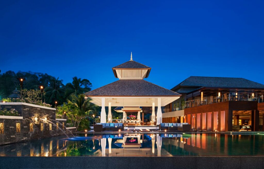 Внешний вид лобби курорта Anantara Layan Phuket Resort