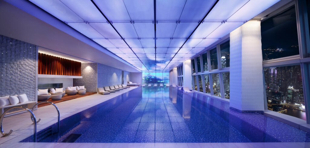 Ritz Carlton Hong Kong Schwimmbad Nacht
