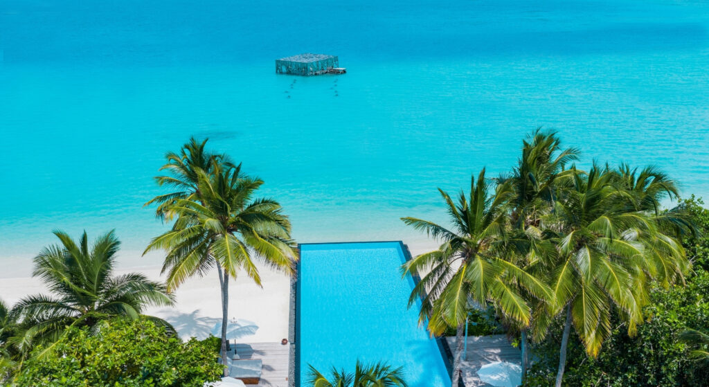 Piscina de beiral infinito do Fairmont Hotel Maldives