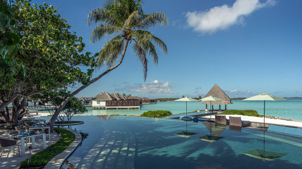 Il Four Seasons Resort Maldives sulla spiaggia di Kuda Huraa