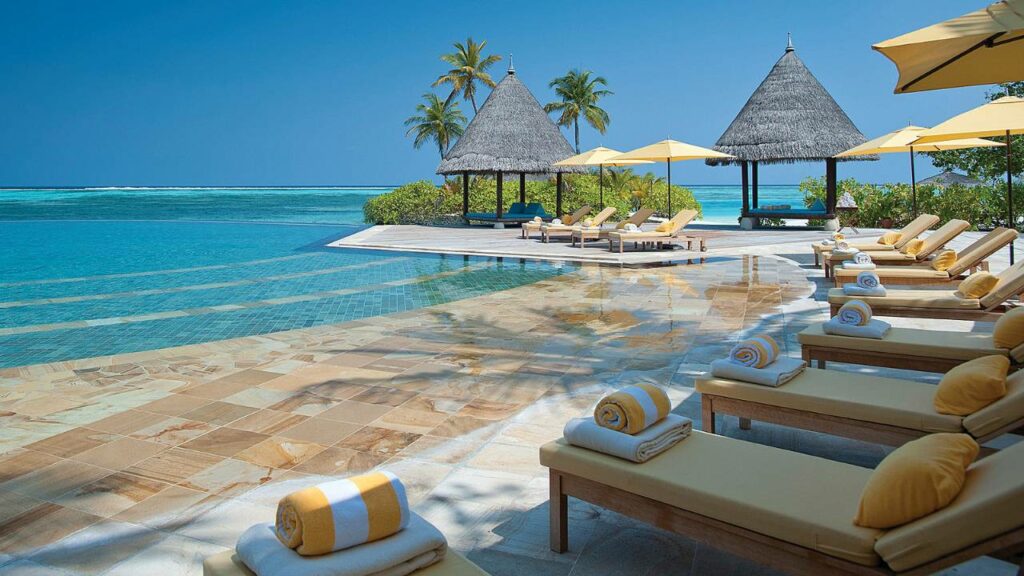 Piscina do Four Seasons Resort Maldives em Kuda Huraa