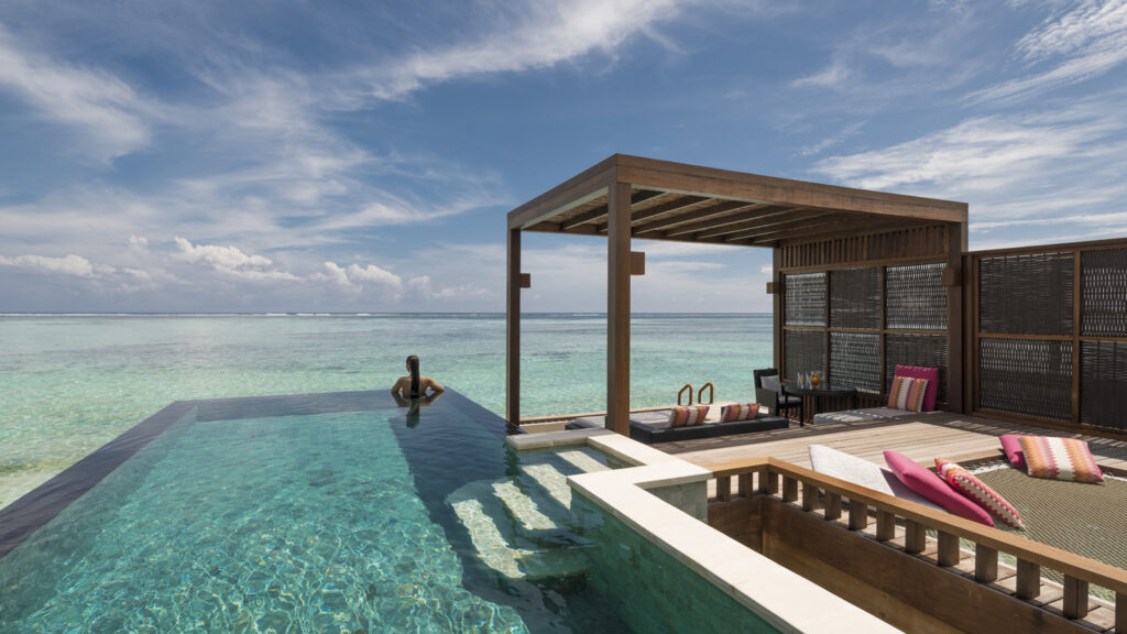 Four Seasons Resort Maldives przy basenie willi Kuda Huraa