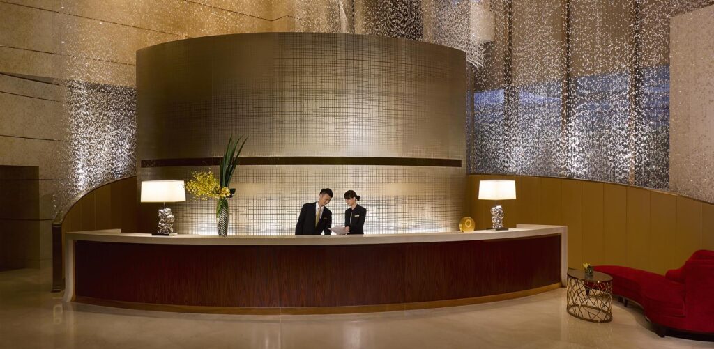 Стойка регистрации отеля Jing An Shangri-La Shanghai