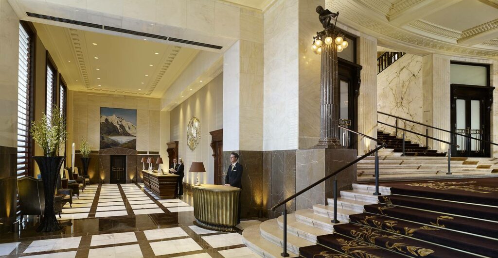 Recepcja w holu hotelu Park Hyatt Vienna