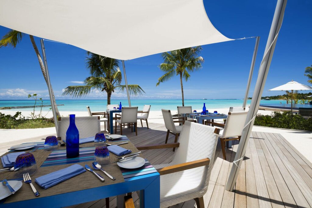 Pro Aquum Niyama Malediven Resort Blauer Innenhof