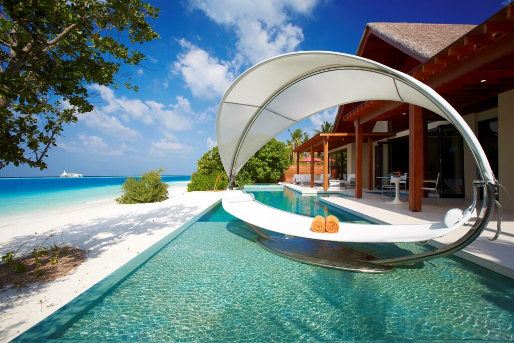 Basen w ośrodku Per Aquum Niyama Maldives Resort