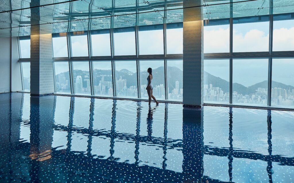 Overloopzwembad Ritz-Carlton Hong Kong