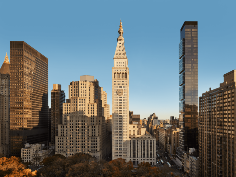 De klokkentoren van het New York Edition Hotel